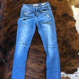 Very loved bullhead tip jeans. Ankle jeans